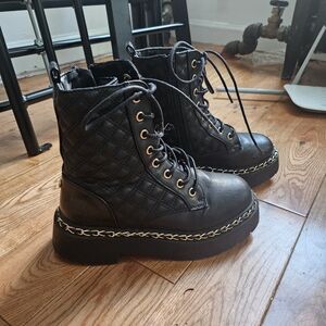 Barely Worn River Islabd Black Quilted Moto Boots